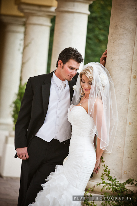 And of course a few portraits of the wedding couple around the grounds of