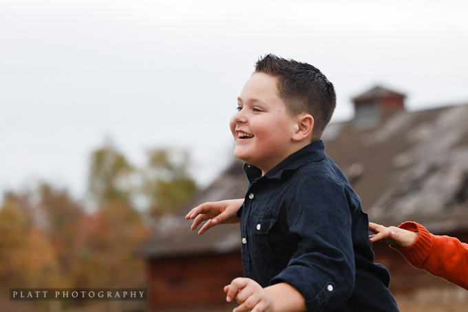 Children's Portraits in Shreveport Louisiana (14) children outdoor photography fall leaves and autumn setting (14)