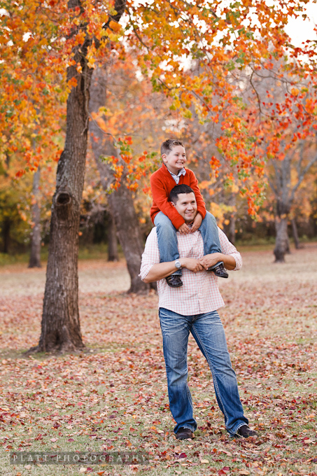 Children's Portraits in Shreveport Louisiana (12) children outdoor photography fall leaves and autumn setting (12)
