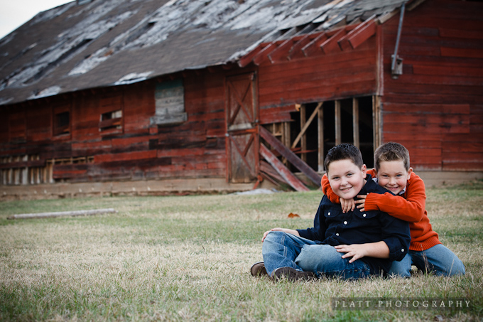Children's Portraits in Shreveport Louisiana (5) children outdoor photography fall leaves and autumn setting (5)